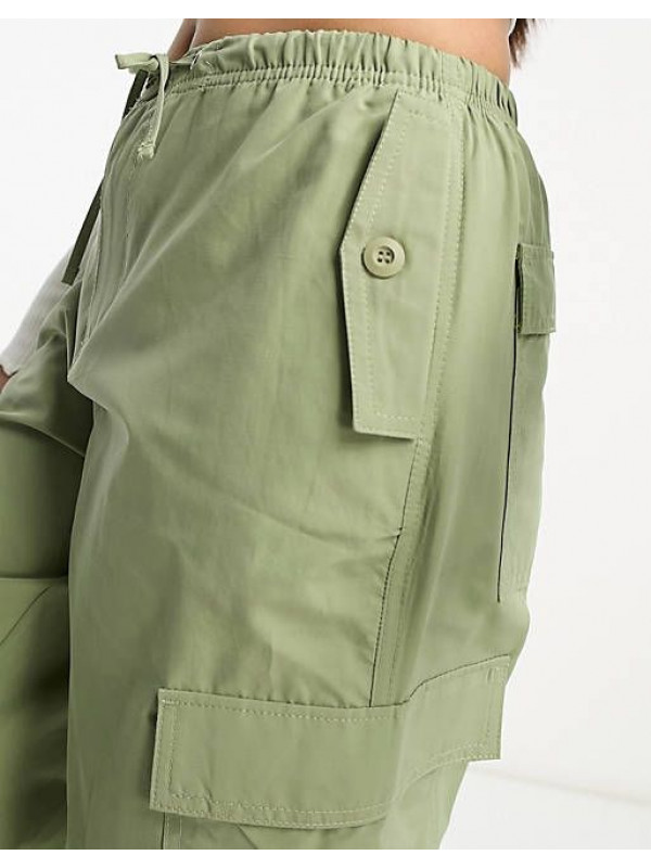 Нейлоновые брюки-карго цвета хаки с завязкой на талии Bershka Petite