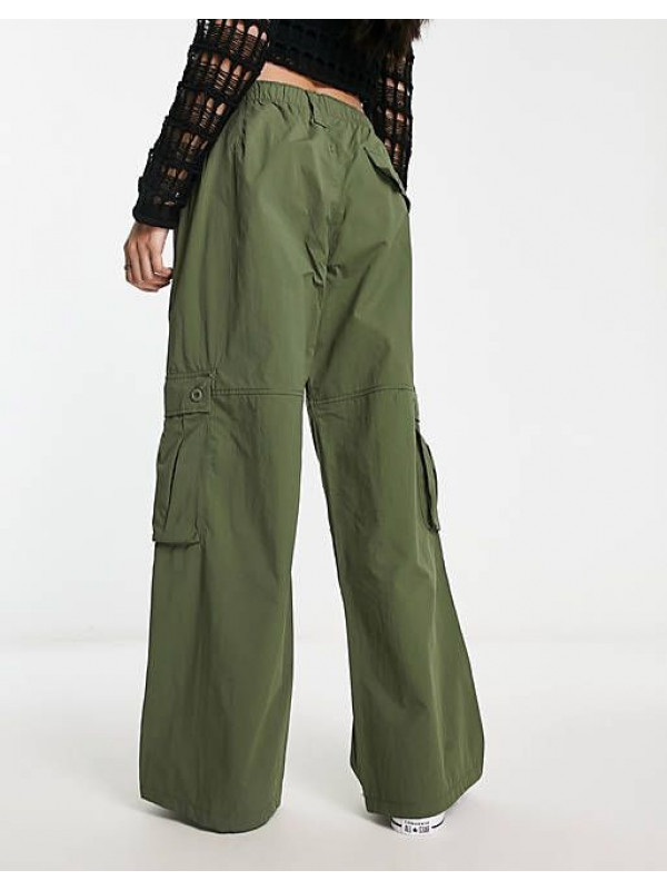 Широкие нейлоновые брюки карго цвета хаки с кулиской на талии Bershka